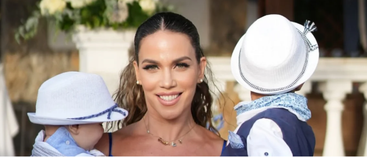 Η Κατερίνα Στικούδη βάπτισε τον γιο της! Viral βάπτιση, μαμά, νονά και φίλες με το ίδιο φόρεμα